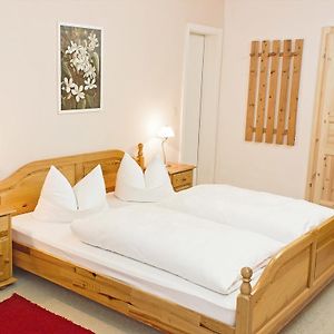 Zimmer mit Kingsize-Bett